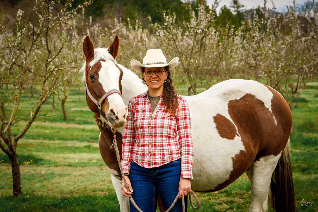 Sabrina Delval, fondatrice d’Equi’Libre & Sens, aux côtés d’un cheval