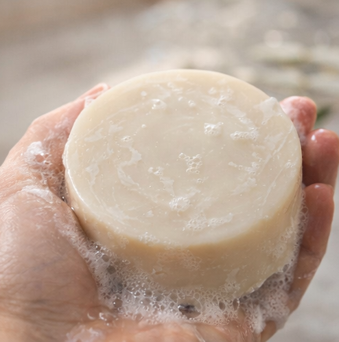 Savon de soie 100g texture onctueuse – Usage produit artisanal des Cévennes
