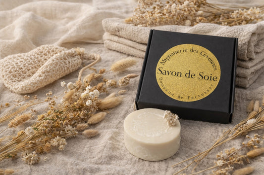 Savon de soie artisanal 100g dans sa boîte noire – Cadeau bien-être naturel 
